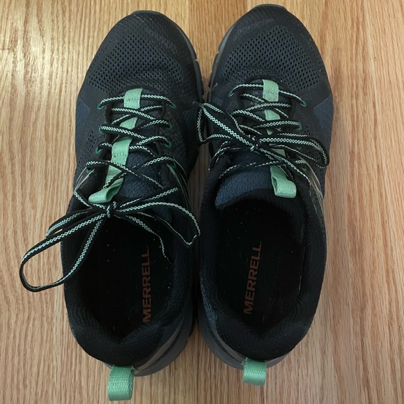Women’s Merrell trail shoes - Picture 2 of 4